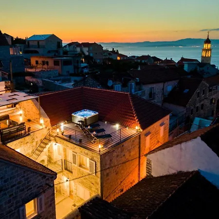 Nora - Charme Holidays Sutivan