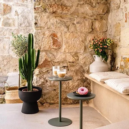 Nora - Charme Holidays Sutivan